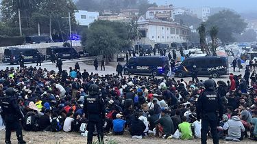epa13280002 National Police officers remove an immigrant camp from Trampolin's beach in Ceuta, Spain, 04 October 2026. Spain is dealing with a massive migration crisis in the autonomous region of Ceuta after thousands of people crossed into the North African enclave from Morocco in late July 2026.  EPA/REDUAN