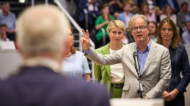 DEN HAAG - Henk Harms tijdens de installatie van wethouders in de gemeenteraad van Den Haag. De Haagse partijen Hart voor Den Haag, VVD, DENK en CDA presenteerden eerder het coalitieakkoord Voor Den Haag, met Den Haag. PHIL NIJHUIS / ANP
