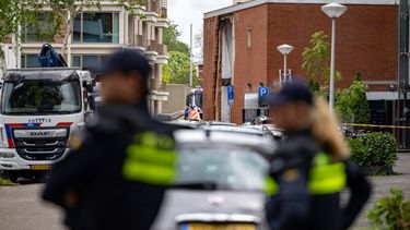 AMSTERDAM - Hulpdiensten zoeken naar mogelijke slachtoffers bij een flatgebouw aan de Osdorper Ban waar een explosie heeft plaatsgevonden. Na de explosie brak een grote brand uit. MICHEL VAN BERGEN / ANP