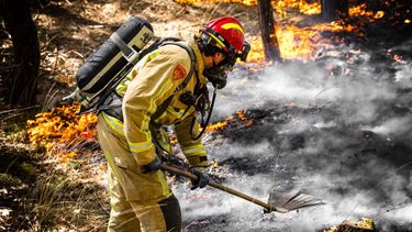 BUDEL - Brandweer is aan het blussen, nadat een dag eerder een grote natuurbrand uitbrak bij een militair oefenterrein. Gelijktijdig met de brand vond een militaire oefening plaats. ROB ENGELAAR / ANP