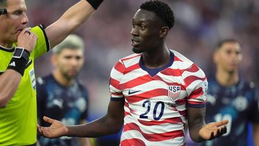 epa13033802 Folarin Balogun of USA (R) interacts with referee Danny Makkelie during the FIFA World Cup 2026 group stage match USA against Paraguay, in Los Angeles, California, USA, 12 June 2026.  EPA/SCOTT STRAZZANTE
