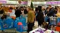 Klanten van supermarkt Albert Heijn tijdens de kerstdagen. 