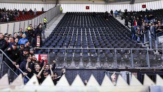 ALKMAAR - Protest Feyenoord fans met leeg uitvak wegens vermindering kaarten en afpakken doeken tijdens de Nederlandse Eredivisie wedstrijd tussen AZ Alkmaar en Feyenoord Rotterdam in het AFAS stadion op 5 april 2025 in Alkmaar, Nederland. ANP MAURICE VAN STEEN