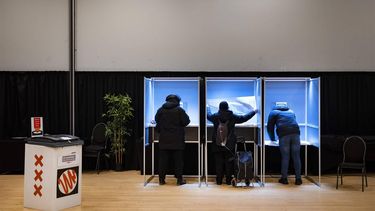 2023-11-22 16:15:40 AMSTERDAM - Kiezers brengen hun stem uit in een stembureau in Cultureel Centrum Nolimit in Zuidoost voor de Tweede Kamerverkiezingen. Ruim 13,3 miljoen kiesgerechtigden van 18 jaar en ouder mogen hun stem uitbrengen. ANP RAMON VAN FLYMEN