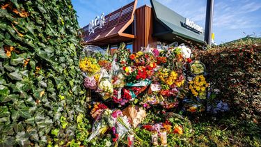 CAPELLE AAN DEN IJSSEL - Bloemen bij de McDonald's waar een 15-jarige jongen door de politie werd doodgeschoten. De neergeschoten jongen werd verdacht van het beroven van een fatbike onder dreiging van een vuurwapen in Capelle aan den IJssel. ANP JOHN VAN DER TOL