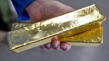AMSTERDAM - Goudstaven. De goudprijs is tot recordhoogte gestegen. Bij het bedrijf Cookson-Drijfhout is men gespecialiseerd in het omsmelten van oud goud en zilver. ANP XTRA KOEN SUYK