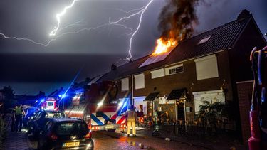 HELMOND - Brand in het dak van een woning in Helmond na een blikseminslag. In het hele land gold code oranje vanwege zware onweersbuien, die gepaard gingen met bliksem. ROB ENGELAAR / ANP