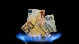 ILLUSTRATIEF - Een vijftig, tien en vijf euro biljet bij een gaspit. ANP KOEN VAN WEEL
