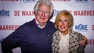 AMSTERDAM - ven zijn vriend tijdens de première van De Waarheid in het DeLaMar theater. ANP LEX VAN LIESHOUT