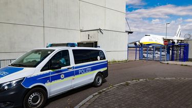epa13153507 A police car parked near a Ukrainian 'Antonov' cargo plane at the Airport Leipzig-Halle, in Schkeuditz, Germany, 06 August 2026. German police issued an alert at the airport after a drone loaded with explosives was found near a Ukrainian cargo plane, and another aircraft had collided with an unidentified flying object nearby shortly before landing safely. The airport in eastern Germany plays a key role in the transport of military supplies by the German Armed Forces and NATO allies. It also serves as a base for the Ukrainian airline Antonov Airlines.  EPA/FILIP SINGER