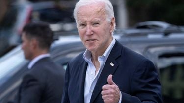 2023-11-04 22:05:05 US President Joe Biden gives a thumbs up as he leaves St. Edmond Roman Catholic Church in Rehoboth Beach, Delaware, on November 4, 2023.  
Brendan Smialowski / AFP