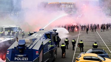 De politie heeft kort een waterkanon ingezet op het plein voor het Maasgebouw bij stadion De Kuip voorafgaand aan de wedstrijd Feyenoord - Ajax.