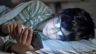Artsen luiden de noodklok: ‘Wacht tot 14 met een smartphone, social media pas vanaf 16’