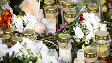 HELMOND - Bloemen en kaarsjes ter nagedachtenis aan Nina, het veertienjarige Poolse meisje uit Helmond dat vorige week uit het leven stapte. Met een stille tocht werd aandacht gevraagd voor de gevolgen van pestgedrag. ANP ROB ENGELAAR