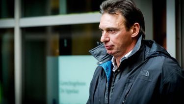 HAARLEM - Willem Holleeder verlaat de rechtbank van Haarlem. Het OM eist dat Holleeder weer wordt vastgezet omdat hij zich niet aan de afspraken voor zijn voorwaardelijke invrijheidstelling heeft gehouden. Zo zou Holleeder in april 2013 Peter R. de Vries bij zijn huis hebben bedreigd omdat zijn naam en personage worden gebruikt in een Hollywoodfilm over de Heineken-ontvoering. ANP ROBIN VAN LONKHUIJSEN