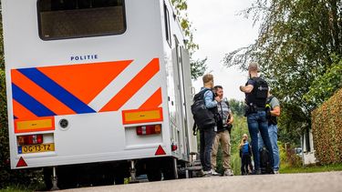 OVERASSELT - Politieonderzoek bij een woning aan de Ewijkseweg in het Gelderse Overasselt na een schietincident. Een persoon is overleden en twee politieagenten raakten gewond. ROB ENGELAAR / ANP