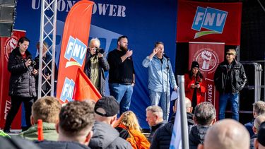 ROTTERDAM - Havenwerkers tijdens een bijeenkomst voor een algehele ledenvergadering van FNV Havens om te bespreken of en wanneer de sector overgaat tot acties en stakingen tegen de plannen van het kabinet-Jetten. FRANK DE ROO / ANP