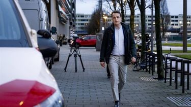 ROTTERDAM - Sywert van Lienden komt aan bij de rechtbank van Rotterdam, voor een inleidende zitting van de strafzaak over de omstreden mondkapjesdeal. Van Lienden en zijn compagnons Camille van Gestel en Bernd Damme van de Stichting Hulptroepen Alliantie (SHA) worden vervolgd voor oplichting, verduistering, valsheid in geschrifte en witwassen. ANP RAMON VAN FLYMEN
