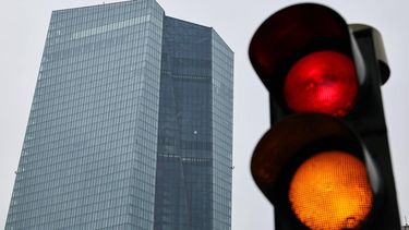 epa12705903 An exterior view of the European Central Bank (ECB), with a traffic light in front, ahead of a press conference following the meeting of the ECB Governing Council in Frankfurt am Main, Germany, 05 February 2026.  EPA/RONALD WITTEK