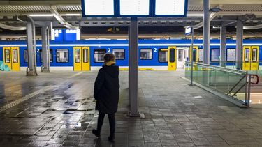 ZWOLLE - Treinreizigers op het station van Zwolle tijdens een staking van het streekvervoer. Het regionale spoorvervoer van Arriva staakt in het oosten en het noorden van het land, om zo hun cao-eisen voor een hoger salaris en een lagere werkdruk extra kracht bij te zetten. ANP VINCENT JANNINK