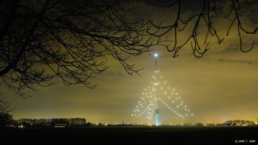 IJSSELSTEIN - De Gerbrandytoren in IJsselstein is voor de 17e keer omgetoverd tot de zogenoemde grootste kerstboom ter wereld. De tuien van de 372 meter hoge mast zijn voorzien van ruim 120 lampen. ANP PIROSCHKA VAN DE WOUW