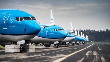 Een foto van aan de grond staande vliegtuigen van KLM
