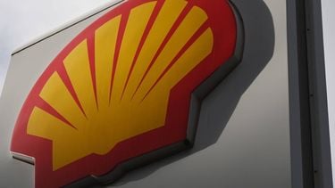 epa10444058 A Shell logo is displayed on a filling station in London, Britain, 02 February 2023. The oil and gas company Shell has reported record annual profits. The 39.9 billion dollar profits in 2022 are double its previous years total and the highest in the company's 115 year history.  EPA/NEIL HALL
