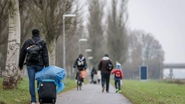 TER APEL - Personen bij het aanmeldcentrum in Ter Apel. Hier wordt de eerste opvang van asielzoekers geregeld, een verblijfsstatus beoordeeld en worden reguliere asielzoekers in het asielzoekerscentrum gehuisvest. ANP EMIEL MUIJDERMAN