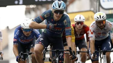 epa13115340 Belgian cyclist Tim Merlier of Soudal Quick-Step celebrates as he crosses the finish line to win Stage 12 of the Tour de France, a 179.1 km route from the Nevers Magny Cours Circuit to Chalon-sur-Saone, France, 16 July 2026.  EPA/YOAN VALAT