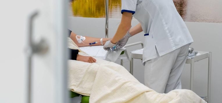 ILLUSTRATIEF - Een medewerker helpt een patient op de afdeling oncologie van het Haaglanden Medisch Centrum Antoniushove. ANP MARCO DE SWART