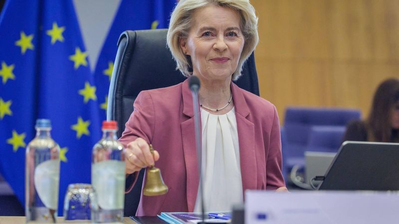 epa12793713 European Commission President Ursula von der Leyen rings the bell to officialy start the EU Commission's weekly College meeting in Brussels, Belgium, 04 March 2026.  EPA/OLIVIER MATTHYS