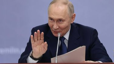 epa12654168 Russian President Vladimir Putin chairs a meeting on the development of autonomous systems at the Aminyevskoye depot of the Moscow Metro in Moscow, Russia, 16 January 2026.  EPA/RAMIL SITDIKOV / POOL