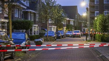 VLAARDINGEN - Politie agenten bij het huis van de langdurig bedreigde, en inmiddels overleden, Vlaardingse loodgieter Ron van Uffelen waar twee mensen zijn aangehouden voor het plaatsen van brandbare voorwerpen voor de deur van de woning. Het tweetal werd aangehouden op de A4. ANP MEDIATV