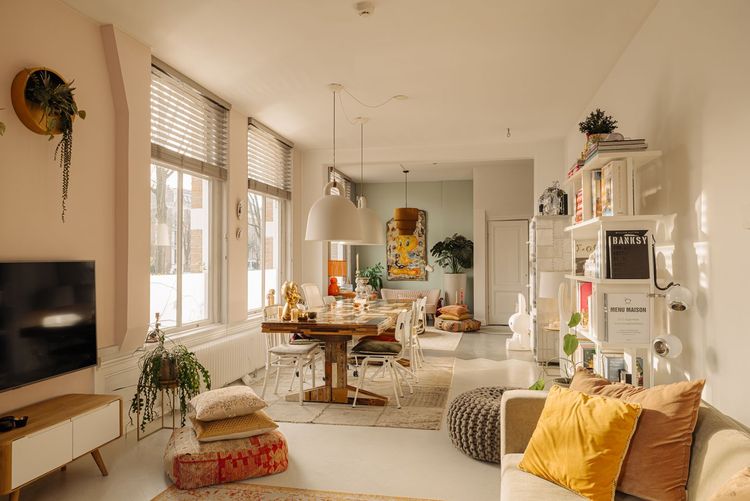 Binnenkijken bij Bridget Maasland (51): kunst, kleur én een zeldzame luxe in hartje Amsterdam