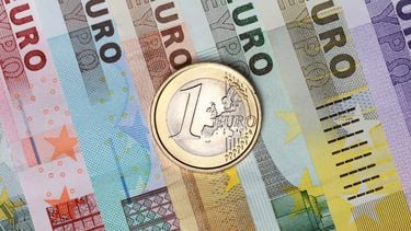 Een foto van euro's, briefjes en een munt