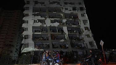 People gather outside a damaged building following an earthquake in Catia La Mar, La Guaira state, some 30kms north-west of Caracas, early on June 25, 2026. Powerful twin earthquakes have killed 32 people and injured more than 700, the nation's interim president said on June 25, after the massive shocks collapsed entire buildings and sent people running in panic.
Federico PARRA / AFP