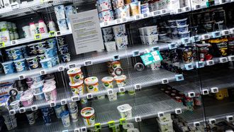 MIERLO - Een briefje met informatie in een Albert Heijn-supermarkt. Door een cyberincident bij moederbedrijf Ahold Delhaize zijn kortingen niet geldig en liggen meerdere distributiecentra stil, met lege schappen tot gevolg. ROB ENGELAAR / ANP