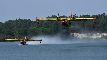 French Civil Security Canadair CL-415 firefighting aircrafts take off from Lake Arjuzanx after bailing out the water during a wildfire in the Landes forest, in Arjuzanx, south-western France on August 15, 2026. Firefighters focused on August 15, 2026, their efforts, both from the air and on the ground, on a flare-up that occurred at dawn in the Landes forest, taking advantage of cooler temperatures to try to contain the blaze, which has already consumed nearly 1,600 hectares. Around 550 firefighters are battling this third major summer blaze in the vast Landes de Gascogne forest, an area dominated by maritime pines parched by heatwaves driven by climate change, following the fires that broke out in late July at Biscarrosse (Landes, 3,700 hectares) and Saumos (Gironde, 42,000 hectares).
Gaizka IROZ / AFP