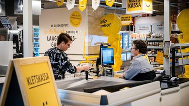 UDENHOUT - De eerste kletskassa in een vestiging van Jumbo. In aanloop naar de Week tegen Eenzaamheid begint het supermarktconcern met de uitrol van 200 nieuwe kletskassa’s, waar mensen terecht kunnen die geen haast hebben en verlegen zitten om een praatje. ANP ROB ENGELAAR