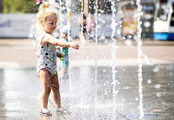 Foto van een kind dat met water speelt.