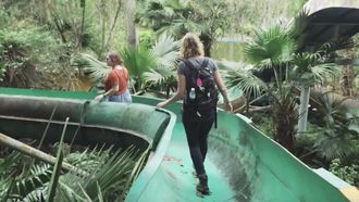 Reismeisjes: toeren door een verlaten waterpark