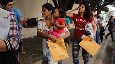 Migranten uit o.a. Honduras, Guatemala en El Salvador arriveren in Texas. Foto: ANP