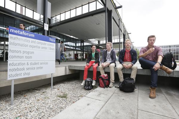 Studenten pauzeren bij het Metaforum op de Technische Universiteit Eindhoven. Foto: ANP / Joyce van Belkom
