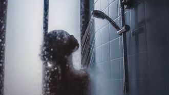 Douchen zonder shampoo en zeep wordt steeds populairder.