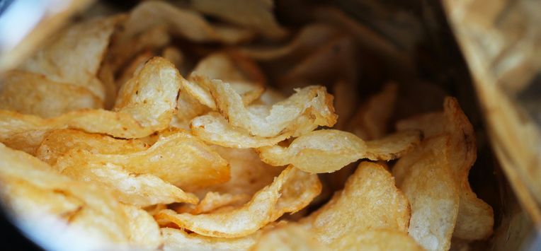 Waarom jij die zak chips na één chipje niet meer weg kunt leggen