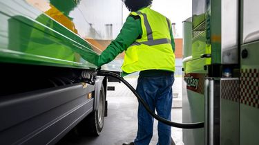 DEN HOORN - Een vrachtwagenchauffeur tankt diesel bij een benzinepomp. Diesel is opnieuw fors in prijs gestegen aan de Nederlandse pomp door de aanhoudende Iranoorlog. Volgens consumentencollectief UnitedConsumers is de adviesprijs voor een liter diesel bij de grote oliemaatschappijen met meer dan 10 eurocent omhooggegaan. REMKO DE WAAL / ANP