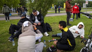 TER APEL - Asielzoekers wachten bij het aanmeldcentrum op nieuws over een opvangplek voor de nacht. In de overvolle aanmeldlocatie in Ter Apel is voor ongeveer dertig asielzoekers geen opvangplek beschikbaar, meldt het COA. JILMER POSTMA / ANP