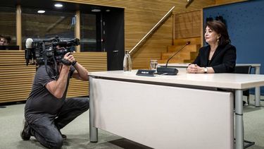 DEN HAAG - Voormalig Tweede Kamervoorzitter Khadija Arib tijdens de openbare verhoren van de parlementaire enquêtecommissie over het coronabeleid. REMKO DE WAAL / ANP