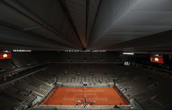 Een foto van het troosteloze stadion van Roland Garros