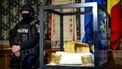 ASSEN - De teruggevonden gouden helm van Cotofenesti en twee gouden armbanden die waren gestolen uit het Drents Museum worden in aanwezigheid van een zwaarbewapende agent getoond aan de pers. Op 25 januari 2025 werd de helm samen met in totaal drie gouden armbanden gestolen. Het museum had de zeer waardevolle Roemeense kunstobjecten in bruikleen. SEM VAN DER WAL / ANP
